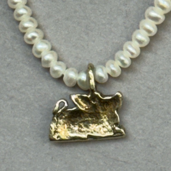 Pearl Necklace With Winged Lion Pendant. Made in Italy. From the Vatican Shop. - Picture 7 of 8
